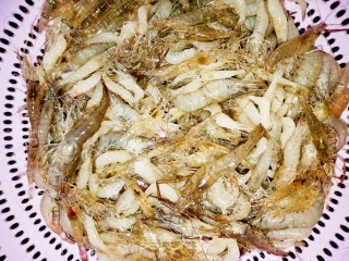 炒河虾的做法步骤：1