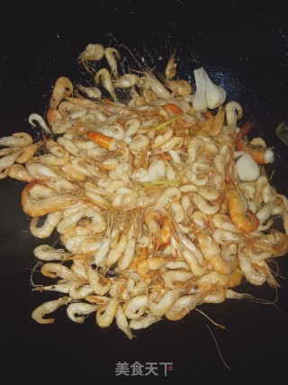 炒河虾的做法步骤：3