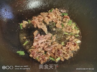 肉丝炒白菜胡萝卜的做法步骤：2