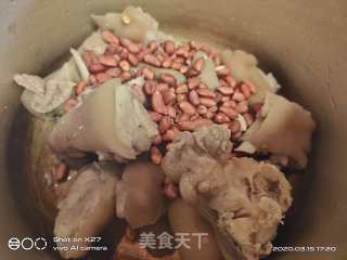 花生炖猪脚的做法步骤：2