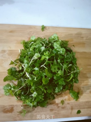 凉拌香菜的做法步骤：1