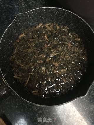 梅干菜焖五花肉的做法步骤：2