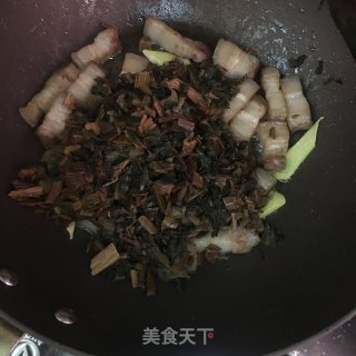 梅干菜焖五花肉的做法步骤：8