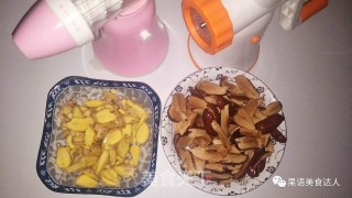 秋冬季，呵护自己，多喝姜枣茶的做法步骤：3