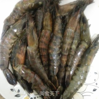 蒜蓉黑虎虾的做法步骤：1