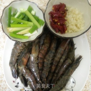 蒜蓉黑虎虾的做法步骤：2