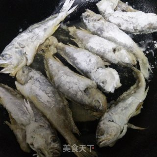 小黄花酥鱼的做法步骤：4