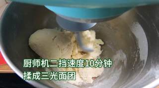 超柔软淡奶油面包，松软可口，奶香味十足，一口下去超幸福。的做法步骤：2