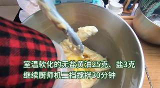 超柔软淡奶油面包，松软可口，奶香味十足，一口下去超幸福。的做法步骤：3