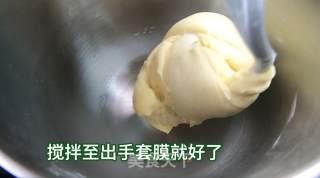 超柔软淡奶油面包，松软可口，奶香味十足，一口下去超幸福。的做法步骤：4