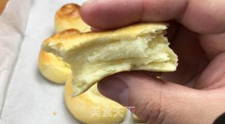 超柔软淡奶油面包，松软可口，奶香味十足，一口下去超幸福。的做法步骤：24