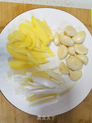 台式三杯鸡的做法步骤：2