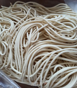 西红柿土豆牛尾汤面的做法步骤：2