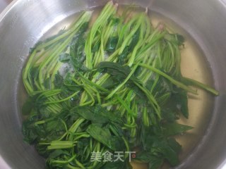 菠菜拌花生米的做法步骤：2