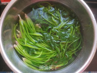 菠菜拌花生米的做法步骤：3