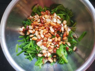 菠菜拌花生米的做法步骤：7