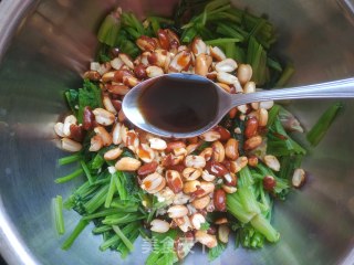 菠菜拌花生米的做法步骤：9