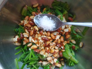菠菜拌花生米的做法步骤：11