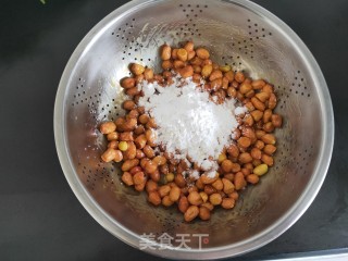 糖霜花生米的做法步骤：3