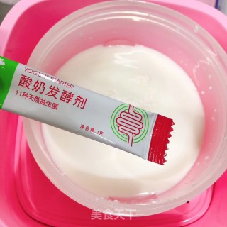 春节应季美食~网红草莓手摇酸奶的做法步骤：1
