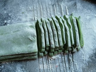 手擀菠菜面的做法步骤：7