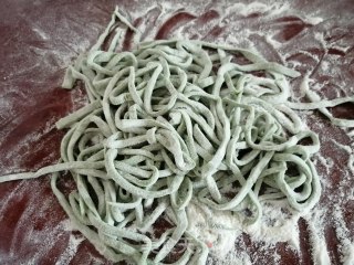 手擀菠菜面的做法步骤：8