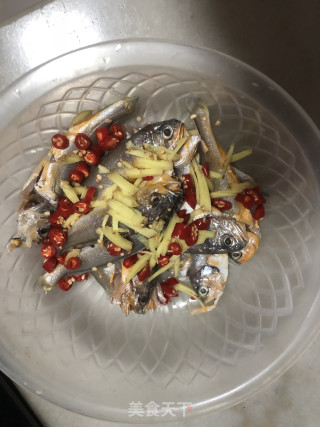 煎小黄鱼的做法步骤：1
