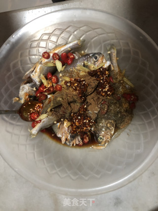 煎小黄鱼的做法步骤：2