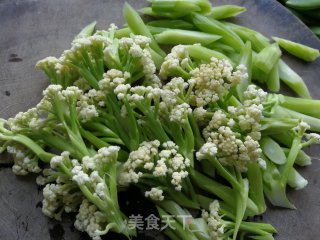 莴笋炒花菜的做法步骤：2