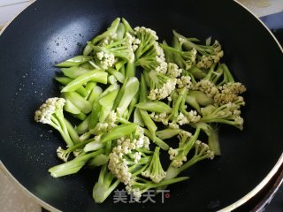 莴笋炒花菜的做法步骤：3