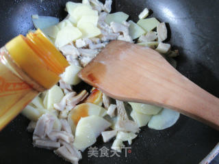 牛肚炒洋芋艿的做法步骤：7