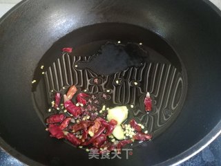 啤酒干锅鸡的做法步骤：1