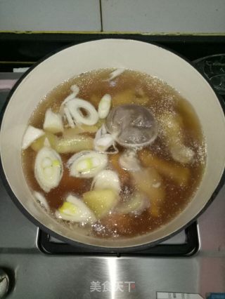 山药炖鸡翅根的做法步骤：2