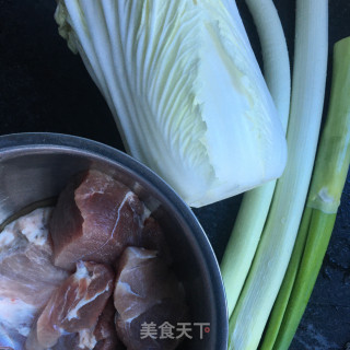 油泼白菜鲜肉水饺的做法步骤：1