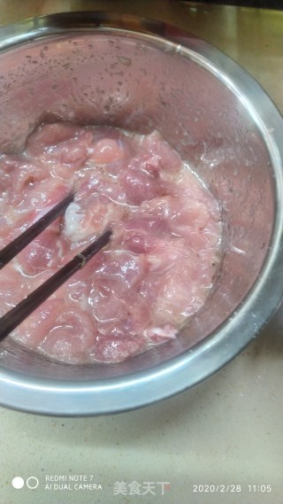 瘦肉炒黄瓜红椒的做法步骤：2