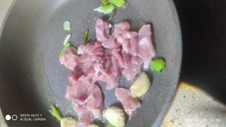 瘦肉炒黄瓜红椒的做法步骤：6