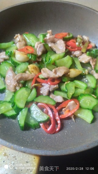 瘦肉炒黄瓜红椒的做法步骤：7