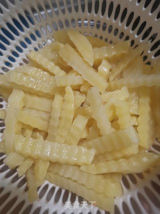酥脆的炸薯条????的做法步骤：5