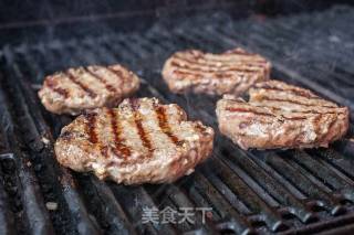 Charcoal Grill 木炭烧烤汉堡牛肉饼的做法步骤：2