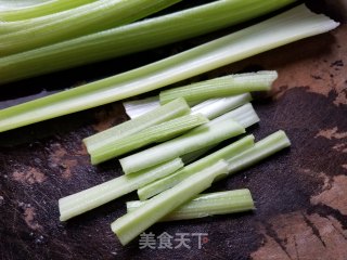 西芹炒芦笋的做法步骤：1