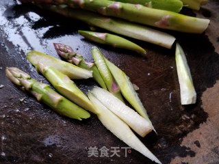 西芹炒芦笋的做法步骤：2