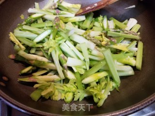 西芹炒芦笋的做法步骤：5