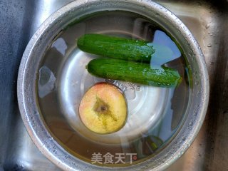黄瓜苹果拌酸奶的做法步骤：1