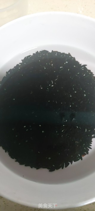 黑糯米炖鱼胶的做法步骤：1