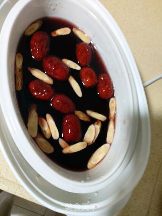黑糯米炖鱼胶的做法步骤：4
