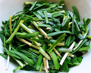 韭菜胡萝卜炒虾仁的做法步骤：3