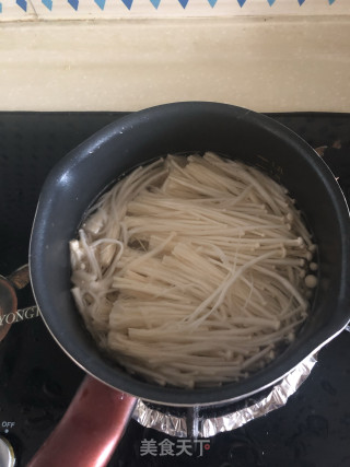 爆炒红白绿（干辣椒爆炒金针菇菠菜）的做法步骤：1