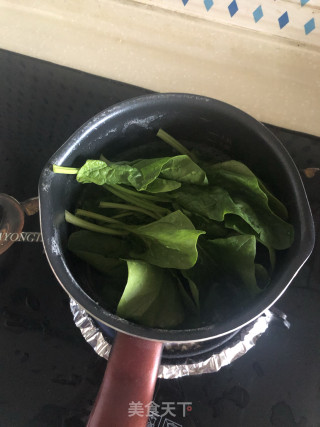爆炒红白绿（干辣椒爆炒金针菇菠菜）的做法步骤：2