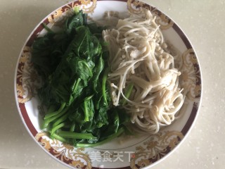 爆炒红白绿（干辣椒爆炒金针菇菠菜）的做法步骤：3