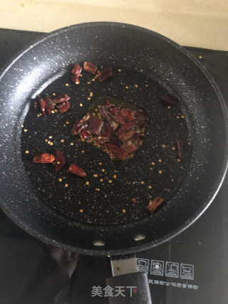 爆炒红白绿（干辣椒爆炒金针菇菠菜）的做法步骤：4